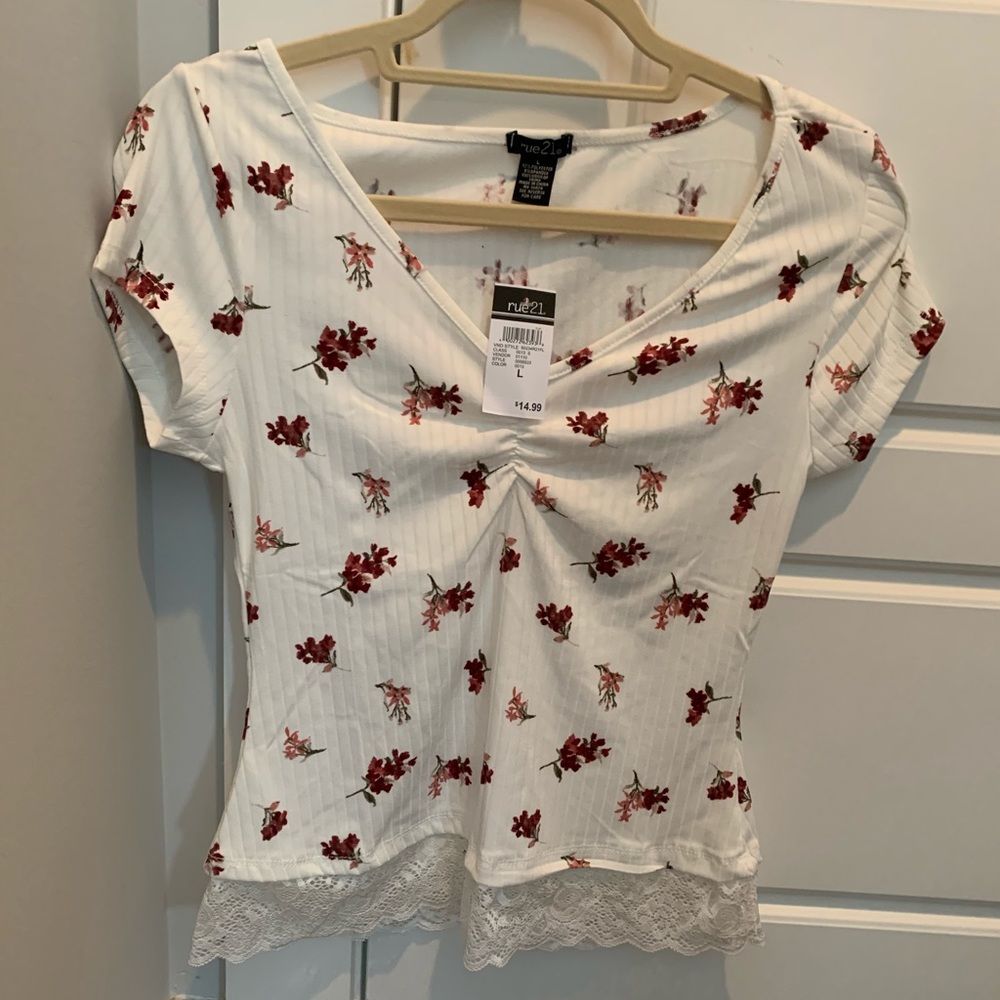 Juniors floral and lace short sleeved top